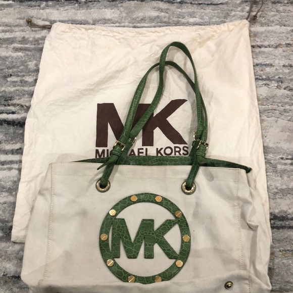 Michael Kors Handbags - Michael Kors Med-Large Spring Bag 🌴